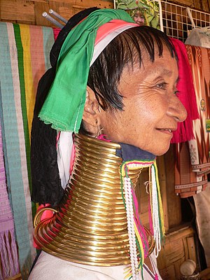 パダウン族の女性の画像