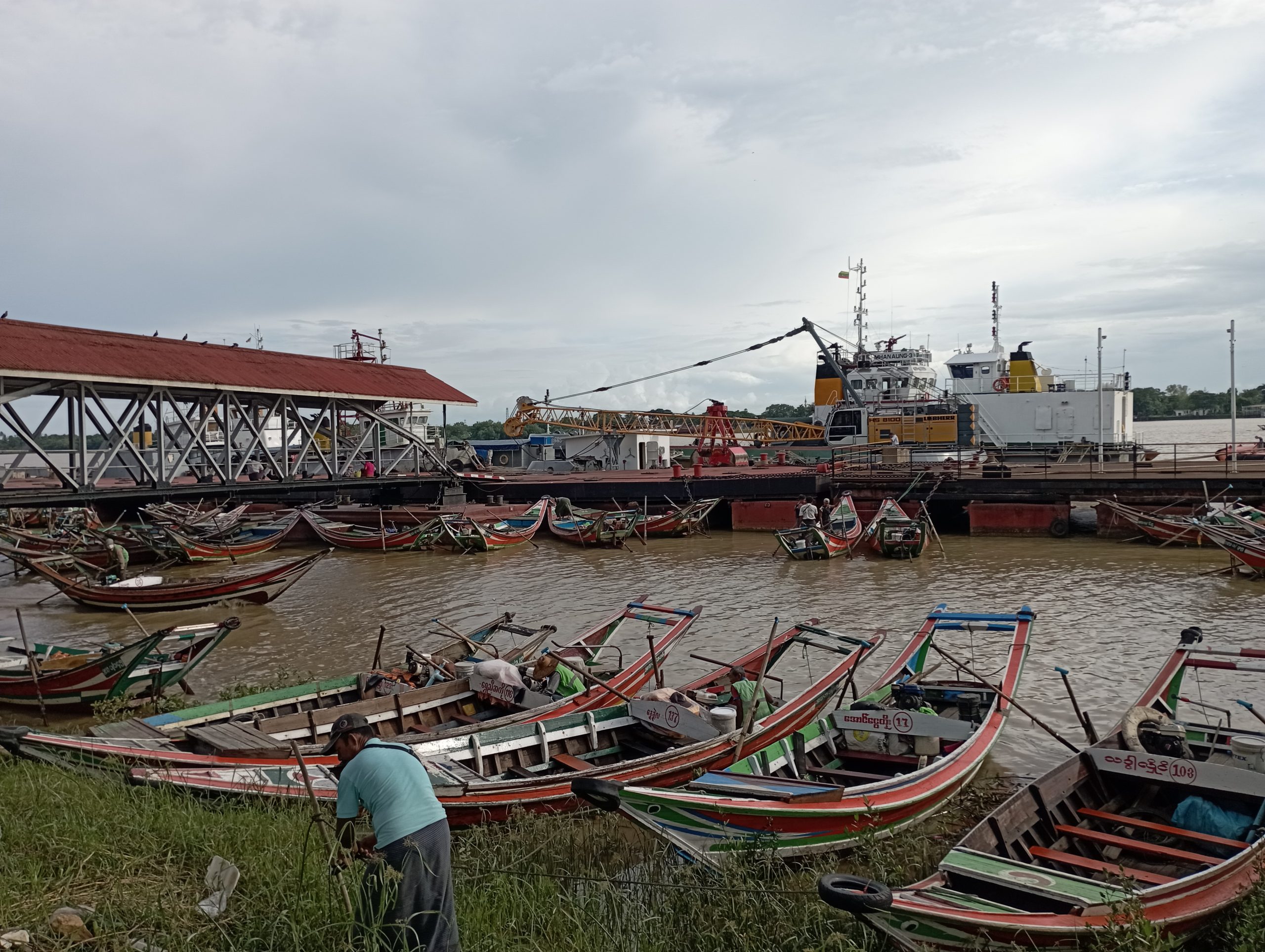 ヤンゴンからフェリーで川渡りの画像